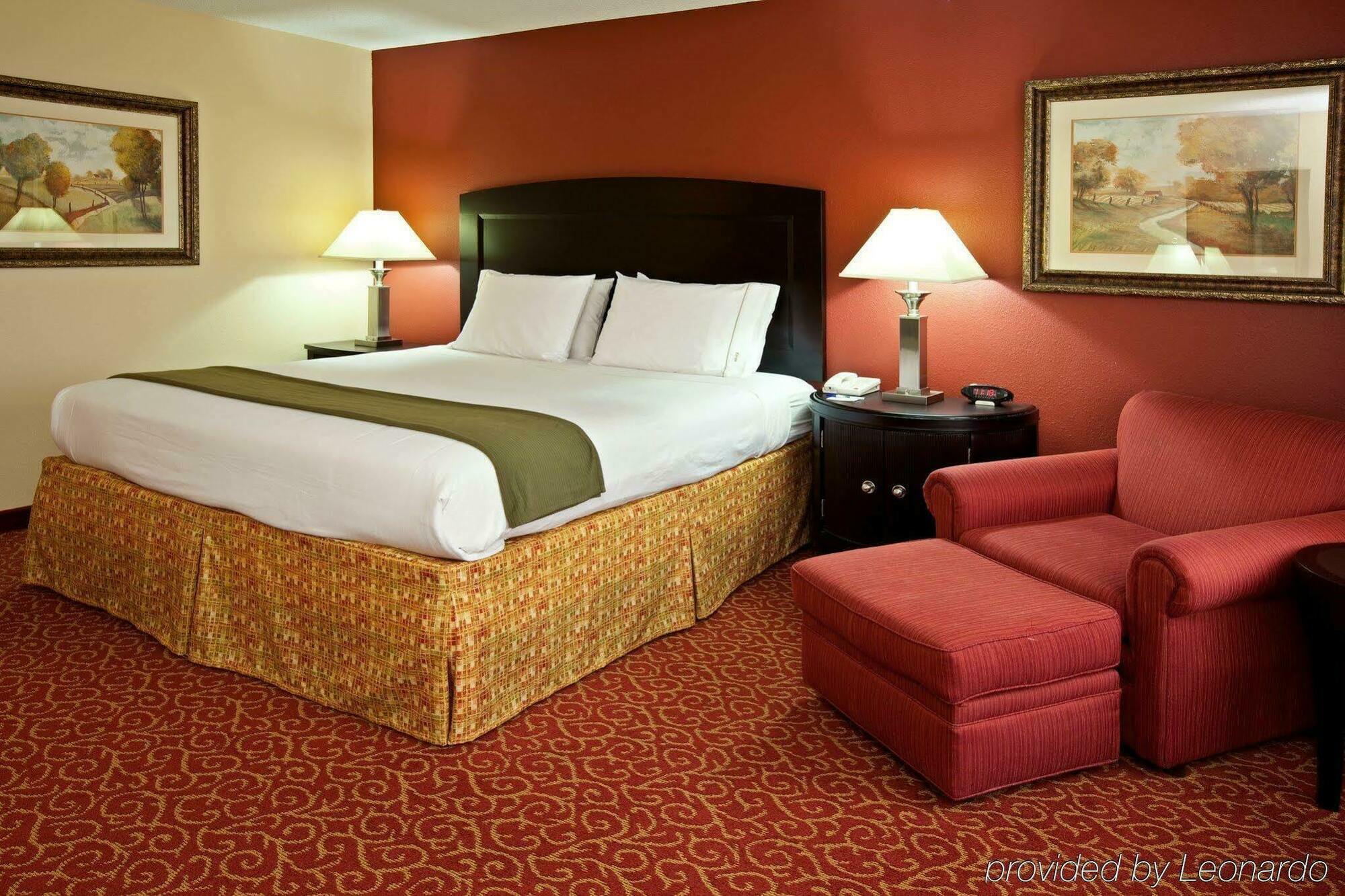 Hotel Holiday Express & By Ihg 3*
